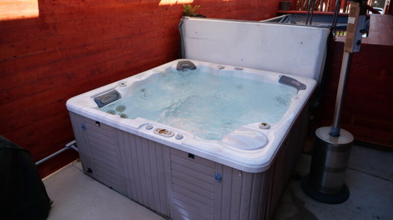 Jacuzzi outside at California Dreams Hostel - Ocean Beach