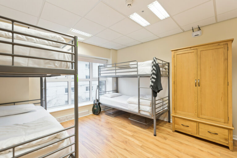 Dorm room with bunk beds at Canbe Hostels - Garden Lane