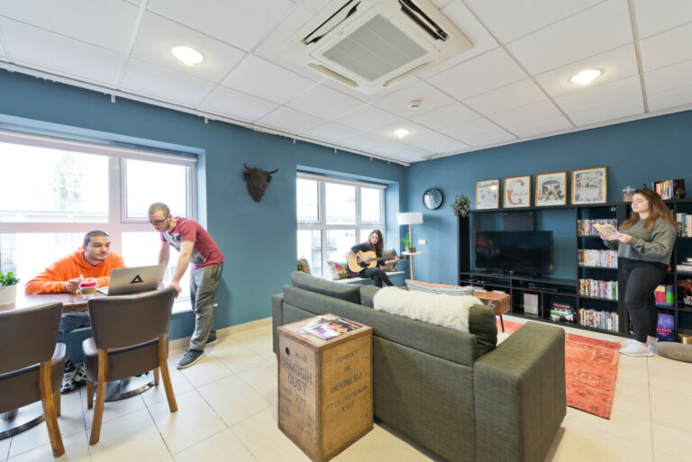 Living Room with couch and tv at Canbe Hostels - Garden Lane