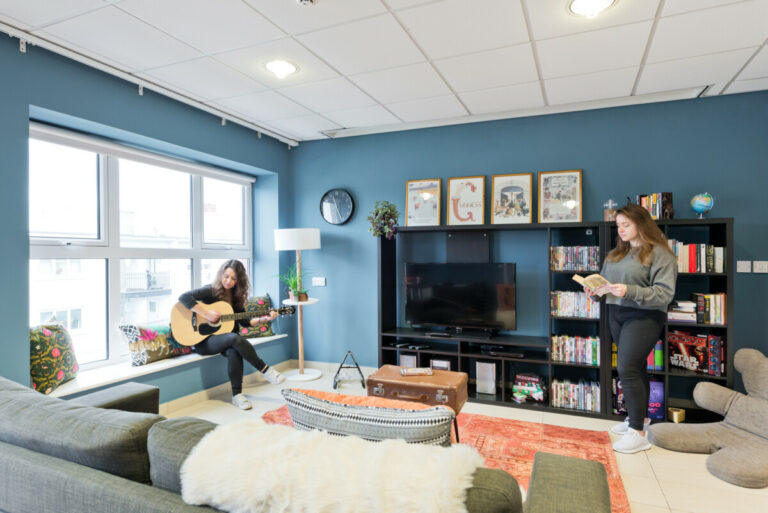 Another view of Canbe Hostels - Garden Lane with guitarist