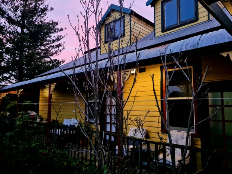 Enjoy a drink on the verandah under beautiful Mountains skies